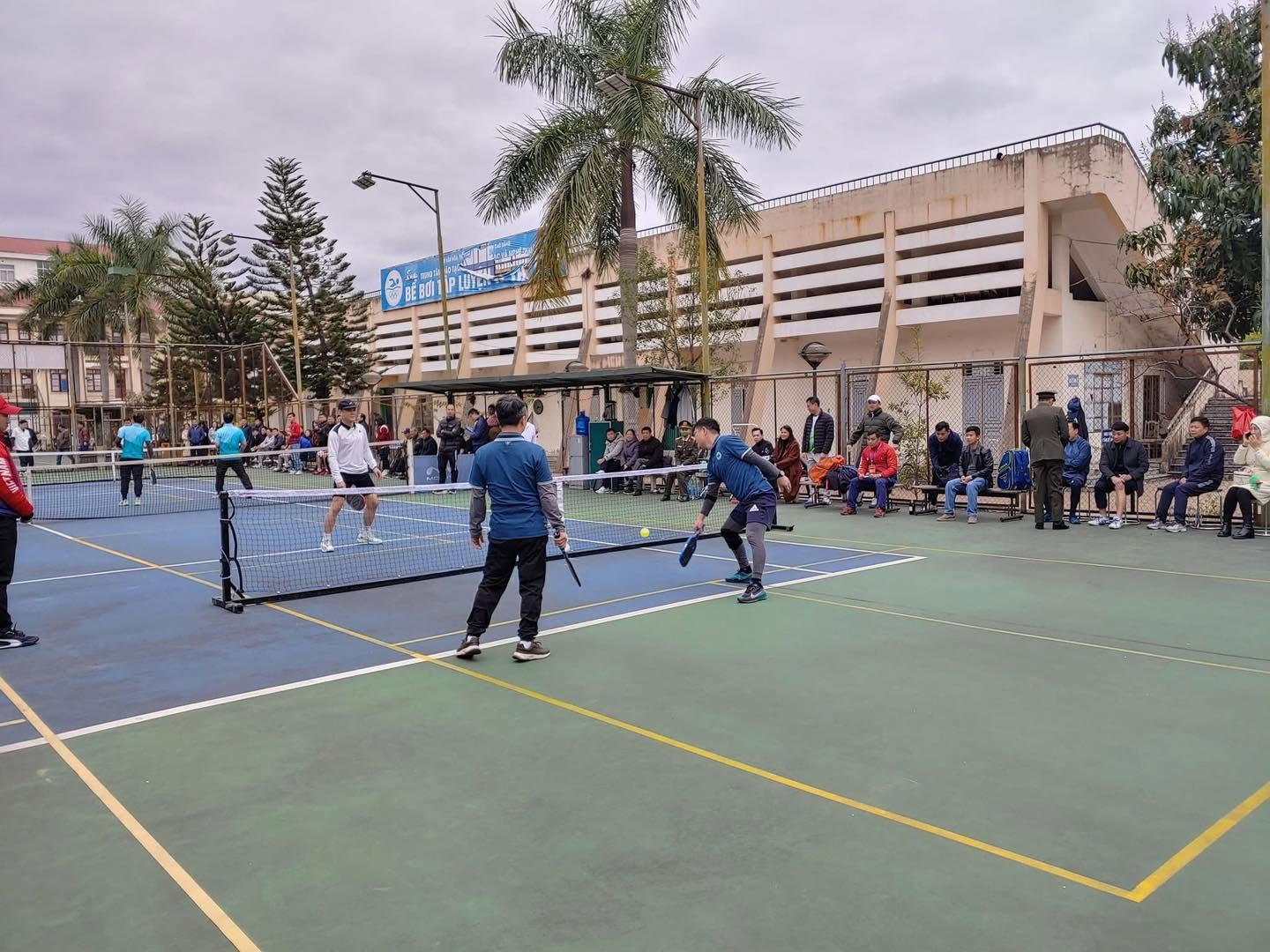 An outdoor pickleball court in Cao Bang city with limestone mountains behind