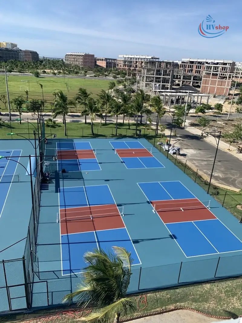 A pickleball court near the beach in Da Nang on a clear spring morning