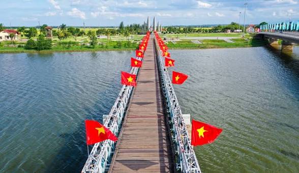 Hien Luong bridge over the Ben Hai river at the 17th parallel, the former DMZ in Quang Tri