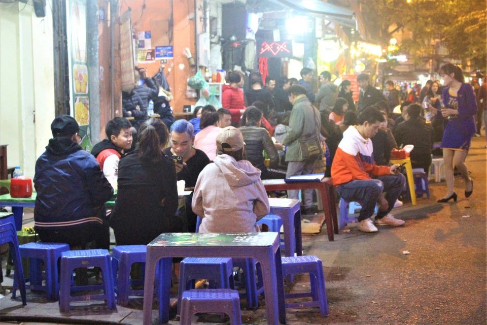 A family sharing a steaming hotpot at dinner in Hanoi