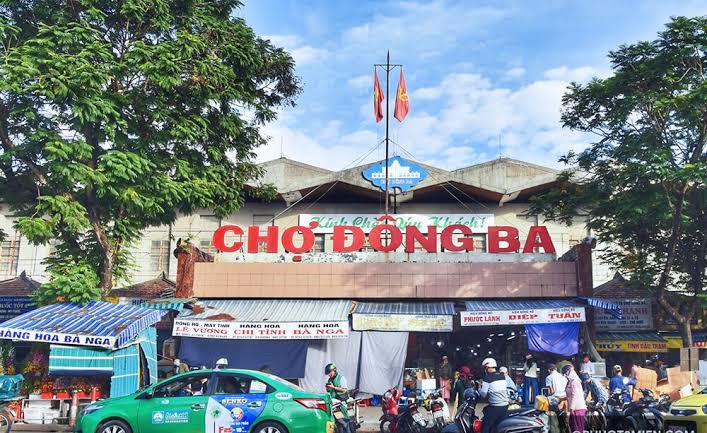 Stalls and shoppers inside Dong Ba Market in Hue