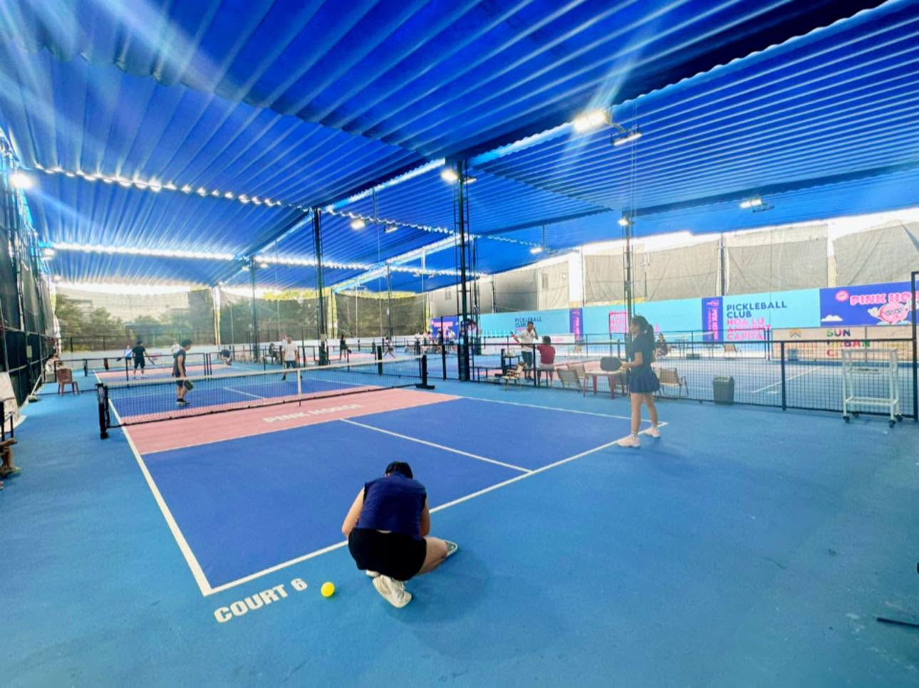 A covered pickleball court in Ninh Binh with players between points