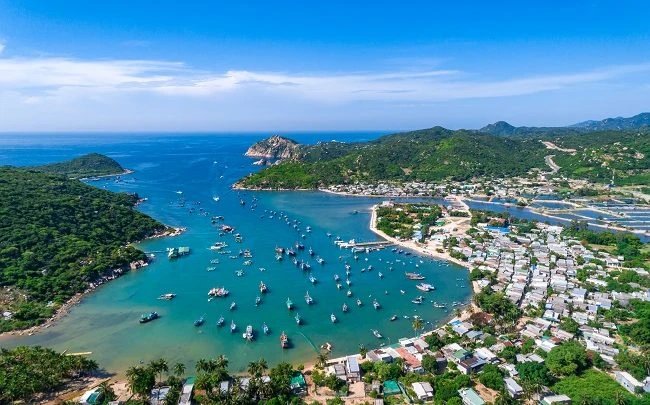 Vinh Hy bay in Ninh Thuan with fishing boats in clear blue water