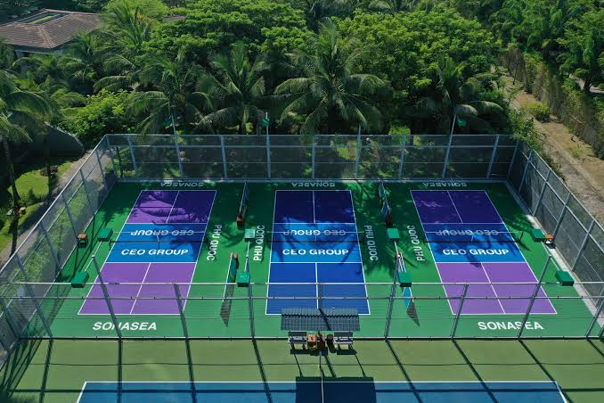An outdoor pickleball court at a beach resort in Phu Quoc with palm trees