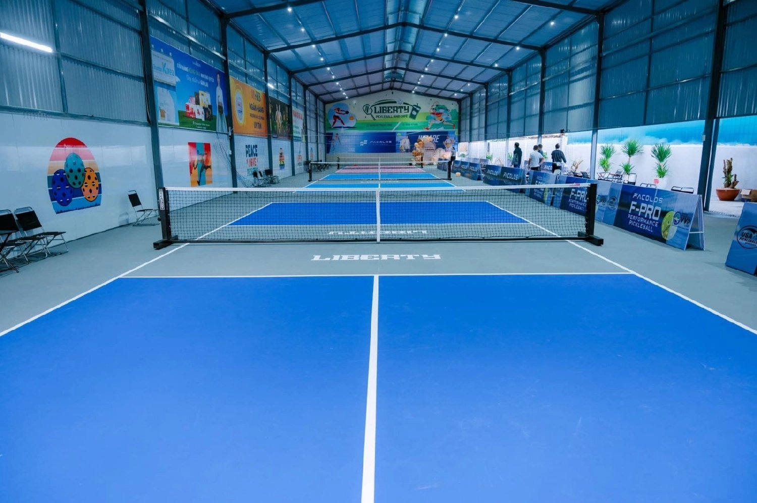 A pickleball court in Pleiku, Gia Lai, in the cool morning