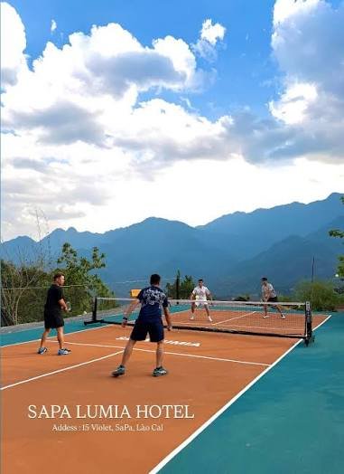 A pickleball court with mountains behind it in Sapa