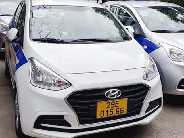 A car with a yellow number plate, used for commercial service vehicles in Vietnam