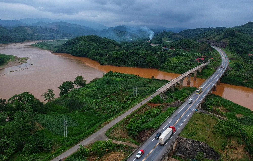 The mountain road from Hanoi up to Sapa