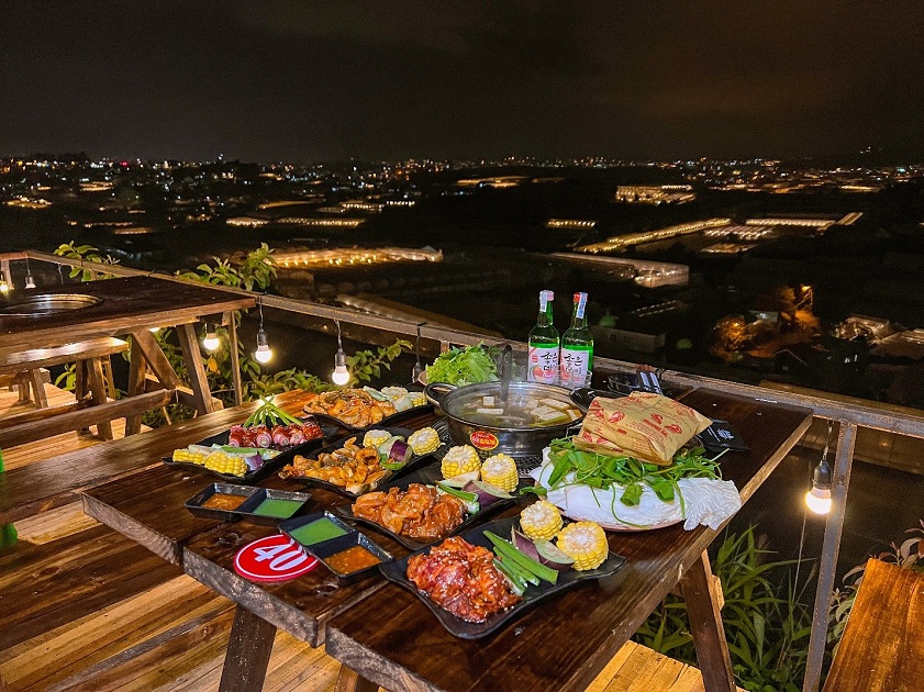 Hotpot and grilled dinner, Da Lat, evening