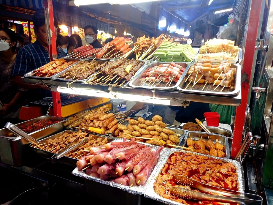 A street food vendor at Ho Thi Ky market